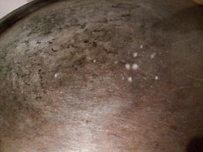 准备一个大铁锅，开大火，锅热就可以（锅热不热看水，锅里滴少许水，水立马滚成圆水珠子，就可以）