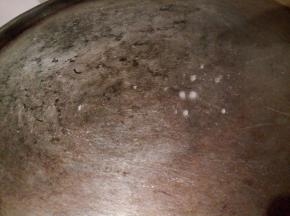 准备一个大铁锅，开大火，锅热就可以（锅热不热看水，锅里滴少许水，水立马滚成圆水珠子，就可以）