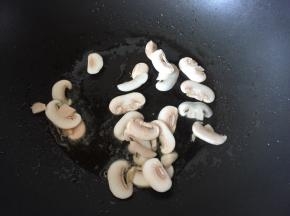 锅里热油后加入白蘑菇煸出香味