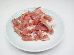 猪后腿肉切小片