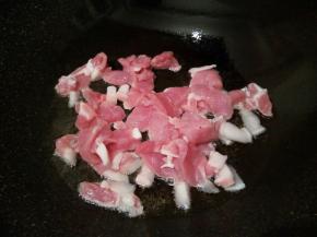 锅里放油，炒香蒜泥，加猪肉丝翻炒