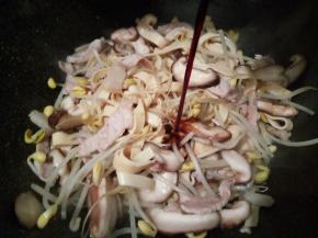 等黄豆芽八成熟，加生抽少许，盐少许