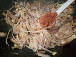 辣椒粉一勺，翻炒均匀