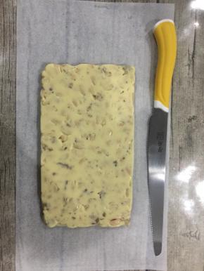 将整形好的糖片放凉，用一把刀切成喜欢的大小，最好是锯齿刀，来回锯，切面会很好看。