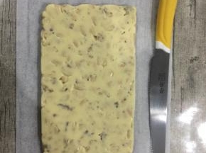 将整形好的糖片放凉，用一把刀切成喜欢的大小，最好是锯齿刀，来回锯，切面会很好看。