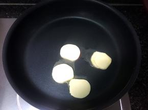 黄油切成小块放入不粘锅小火融化。

这一步一定要用不粘锅，不然下一步棉花糖入锅融化时会粘住，非常难处理。

轻轻晃动锅子让黄油粘满锅底。