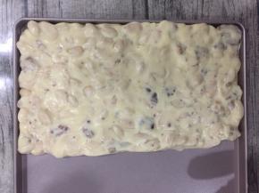 等稍微放凉以后移至整形的盘子里，带上塑料手套将糖果掰开，再往下翻，重复几次，这一步我没法拍，就是各种翻啦，让糖充分粘满坚果，这样成品不会有镂空的地方，导致一切就散。