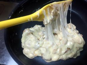 让坚果上粘满糖，好的状态会拉丝哦。

