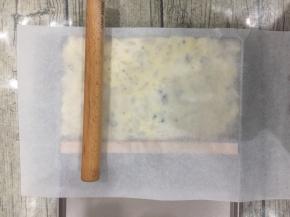 拿一张油纸盖在糖上，用擀面杖来回擀平。