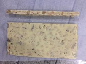 切记一定要放凉了切，不然会走行而且黏的不好看。