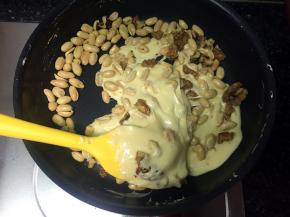 倒入坚果混合。