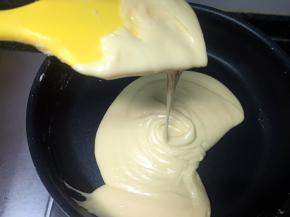 融化好的状态。

牛轧糖的软硬和棉花糖炒制的时间、黄油、奶粉的比例有很大关系。

黄油越多，牛轧糖越软，奶粉越多，牛轧糖越硬。

融化好的棉花糖和奶粉混合物炒的时间越长，牛轧糖越硬，炒的时间越短，牛轧糖越软。

最终还是看自己喜欢。

