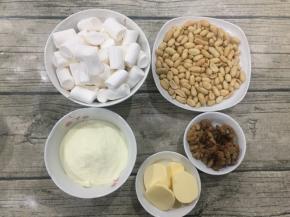 准备好所有食材，因为制作过程需要一气呵成，所以材料事先准备有助于成品的成功。