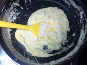 全部融化后立即倒入奶粉，因为棉花糖炒的时间越长，越容易出现油水分离导致失败。我用的是全脂奶粉，也可以用其他的配方奶粉哦。

快速搅拌至奶粉融化。