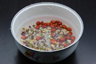 红衣花生、红小豆、绿豆、薏米、眉豆、大米洗净浸泡30分钟；