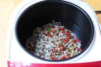 等浸泡好，捞出，沥干水，放入电饭锅，加适量的清水；