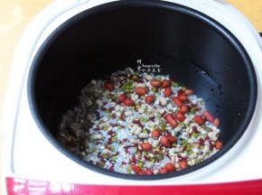 等浸泡好，捞出，沥干水，放入电饭锅，加适量的清水；