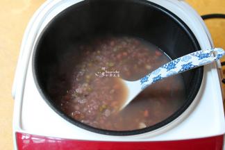 按煮粥键，约45分钟，煮好，用勺子拌均；