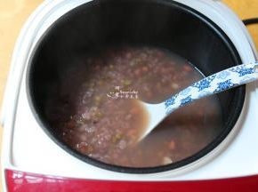 按煮粥键，约45分钟，煮好，用勺子拌均；