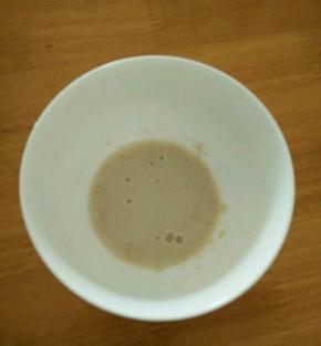 酵母提前用材料里的15克温水化开，静置五分钟。