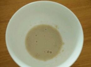酵母提前用材料里的15克温水化开，静置五分钟。