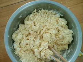 慢慢加入温水，用筷子搅成絮状。