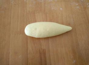 把面团充分排气后，分成等量的剂子。(可以分成6~8个)取个剂子搓成玉米的样子，要一头大一头小。(如图)