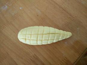 然后用刀压出纹路，先压出竖纹再压横纹，一个玉米馒头就做好了。全部做好后，饧30分钟。