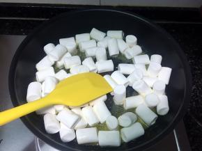 倒入棉花糖，让棉花糖沾满黄油，这样方便融化。