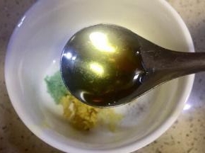放入葵花油