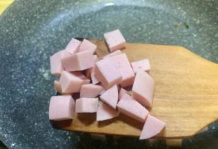 放入火腿肠丁翻炒香