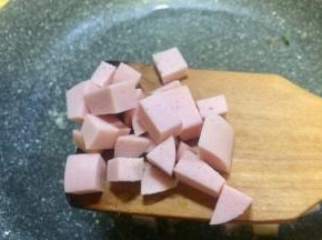 放入火腿肠丁翻炒香