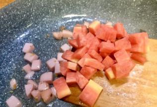 放入红萝卜丁一起炒香