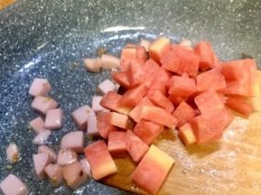放入红萝卜丁一起炒香