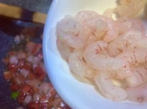 在放入虾仁一起炒