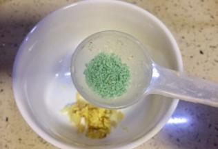 取锅烧准备焯菜的水。同时准备凉拌佐料老姜蒜泥碗放入蔬之鲜