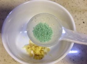 取锅烧准备焯菜的水。同时准备凉拌佐料老姜蒜泥碗放入蔬之鲜