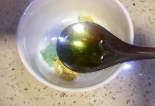 放入花椒油和芝麻油