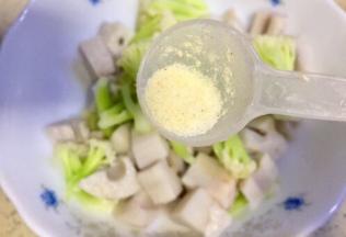 沥干水加入调味盐