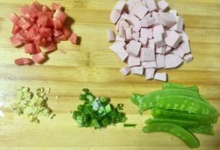 火腿肠（是自家自制的，绝无添加剂），和红萝卜切丁，老姜切末，香葱切葱花