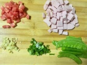 火腿肠（是自家自制的，绝无添加剂），和红萝卜切丁，老姜切末，香葱切葱花