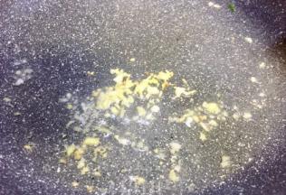 油温六成热放入姜末，炒香