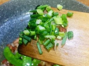 荷兰豆断生放入葱花稍炒一下就可以起锅了