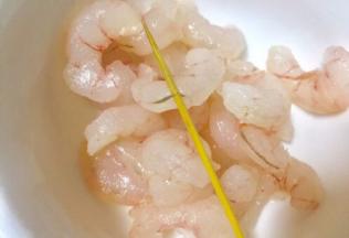 清洗虾仁，用牙签跳出虾线，清水洗净备用