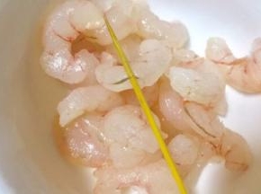 清洗虾仁，用牙签跳出虾线，清水洗净备用