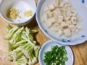 藕去皮切丁泡水里，花菜划小朵，韭菜切细，老姜蒜剁泥