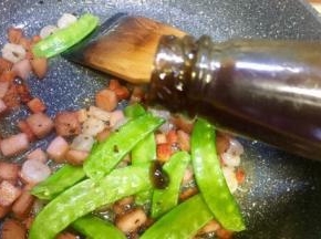 倒入耗油大半勺就够了