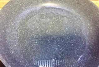 中火，锅里倒入葵花油