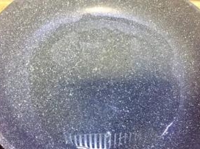 中火，锅里倒入葵花油