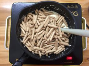 接着倒入手指饼干一起随便搅拌一下